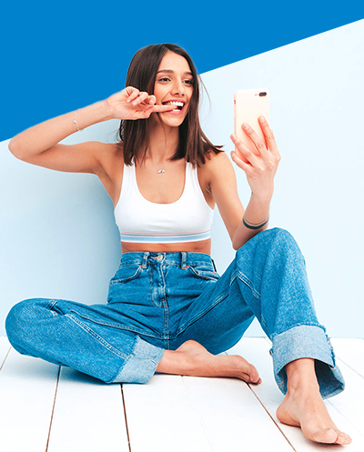 immagine-ragazza-smartphone foto di una ragazza che tiene in mano un telefonino